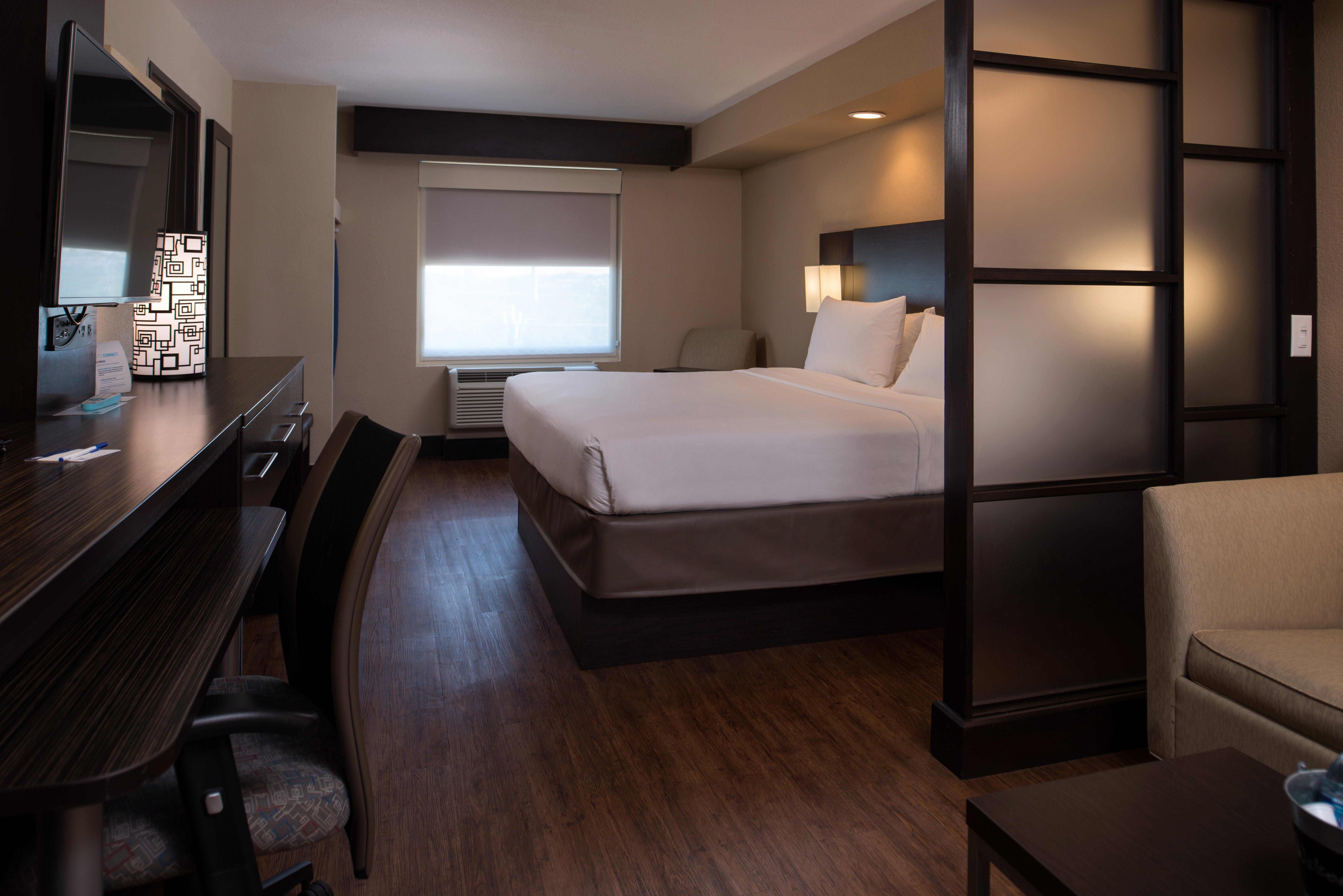 Holiday Inn Express & Suites San Antonio Medical - Six Flags By Ihg Exterior photo