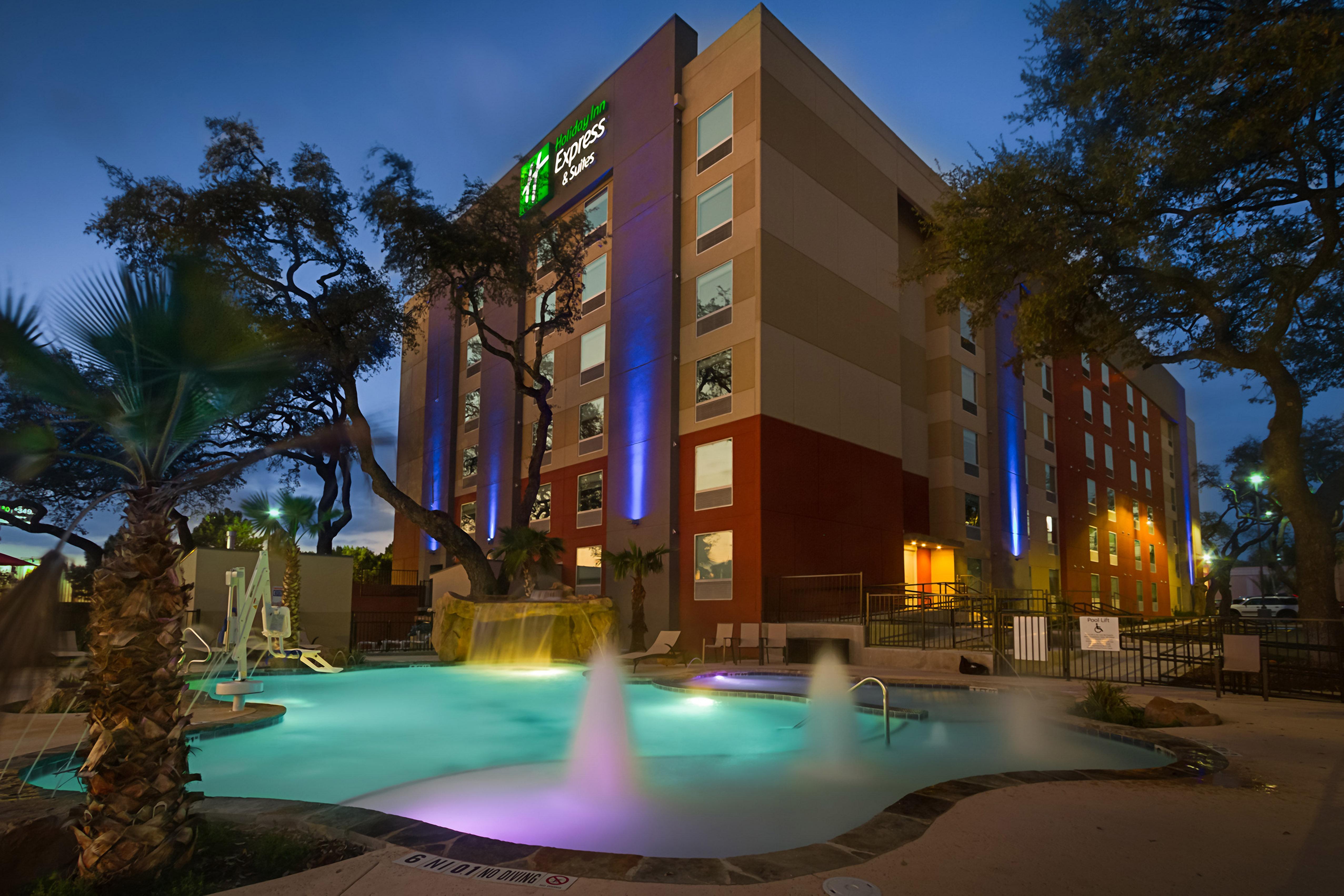 Holiday Inn Express & Suites San Antonio Medical - Six Flags By Ihg Exterior photo